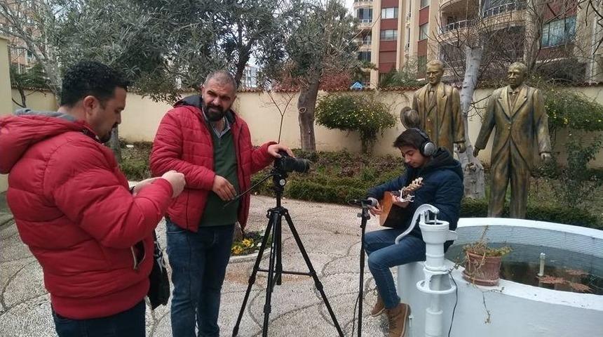 Koca Seyit&rsquo;in Torunları &Ccedil;anakkale T&uuml;rk&uuml;s&uuml;&rsquo;n&uuml; Seslendirdiler