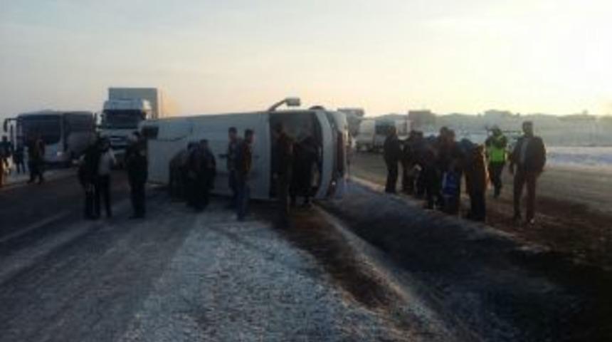 Niğde&rsquo;de Otob&uuml;s Devrildi: 12 Yaralı