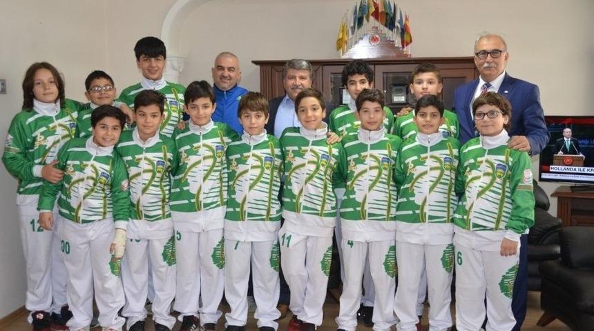 Başak Ortaokulu Yarı Finale Y&uuml;kseldi