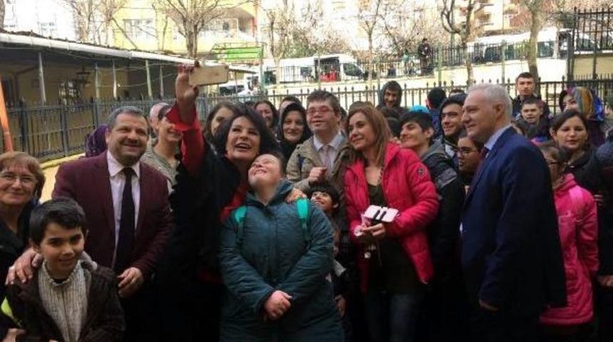 'yaşam Boyu Onur &Ouml;d&uuml;l&uuml;' Alan H&uuml;lya Ko&ccedil;yiğit, &lsquo;&Ouml;zel &Ouml;ğrencilerin&rsquo; Selfie Projesinde