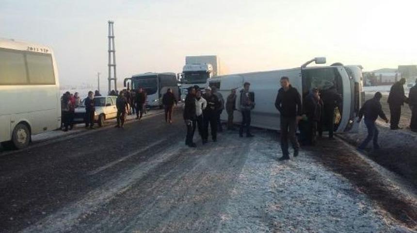 Hastane Servisi Devrildi: 12 Yaralı