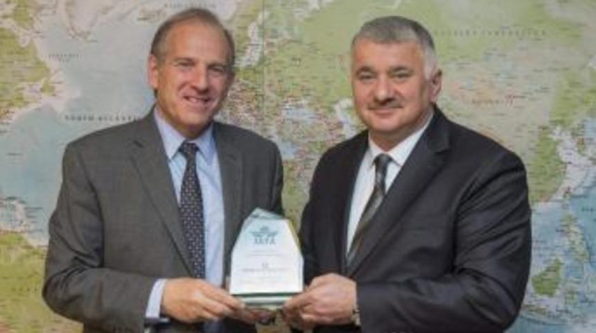 Thy'ye İata'dan &Ouml;d&uuml;l