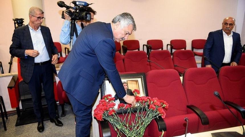 Seyhan Belediye Meclisi&rsquo;nde Mehmet Adıg&uuml;zel Anıldı