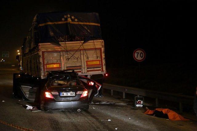 Sakarya’da Otomobil Tırın Altına Girdi: 1 Ölü, 6 Yaralı