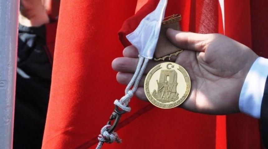 &lsquo;&ccedil;anakkale Ge&ccedil;ilmez&rsquo; Yazılı Altın Madalya, T&uuml;rk Bayrağıyla Buluşacak