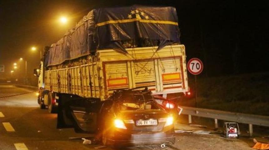 Otomobil Tır'ın Altına Girdi: 1 Ölü, 6 Yaralı