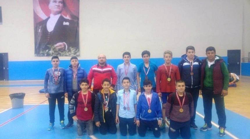 İzmitli G&uuml;reş&ccedil;ilerden B&uuml;y&uuml;k Başarı