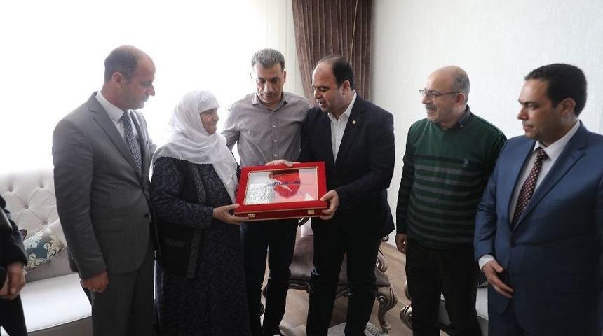 Şanlıurfa B&uuml;y&uuml;kşehir Belediye Başkanı Nihat &Ccedil;ift&ccedil;i Şehit Ailelerini Ziyaret Etti