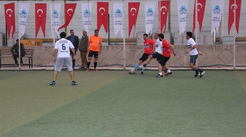 Şehitler Anısına D&uuml;zenlenen Futbol Turnuvası Başladı