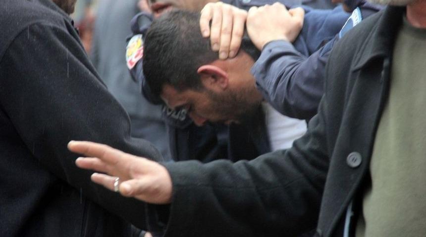 Emniyet Binası &Ouml;n&uuml;ndeki Kavgada 2 Kişi Yaralandı