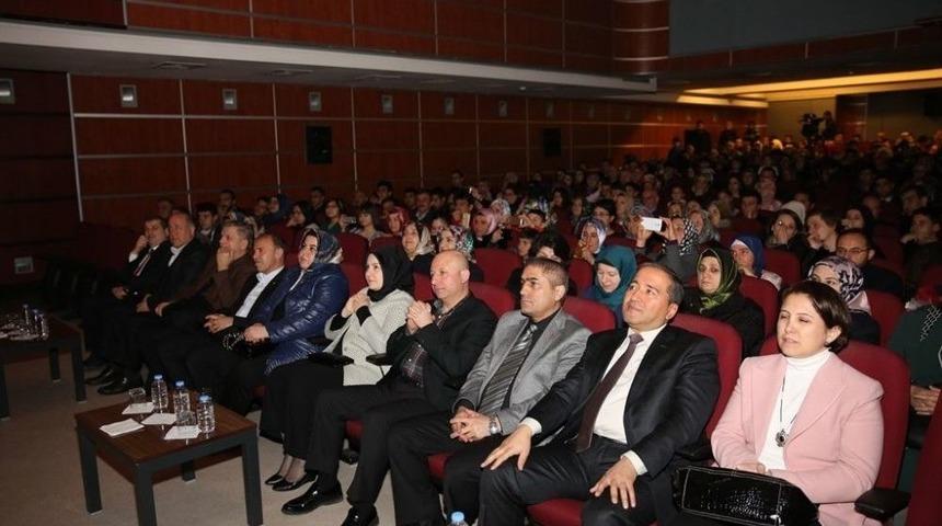 Kocasinan Akademi Tiyatro Kul&uuml;b&uuml; Perdelerini A&ccedil;tı