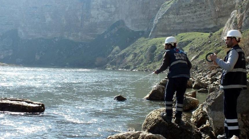 Arazi Ge&ccedil;it Vermeyince 600 Metrelik Hattı 7 Saatte D&ouml;şeyebildiler