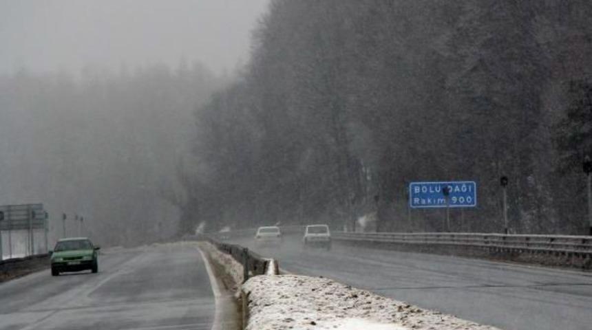 Bolu Dağı'nda Kar Ulaşımı Yavaşlattı