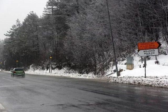 Bolu Dağı'nda Kar Ulaşımı Yavaşlattı