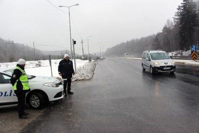 Bolu Dağı'nda Kar Ulaşımı Yavaşlattı