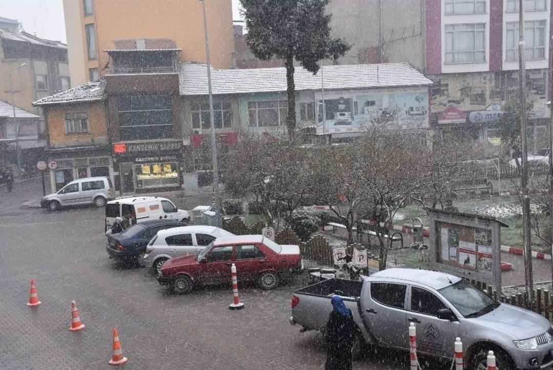 Dursunbey&rsquo;de Kar Yağışı Etkili Oluyor