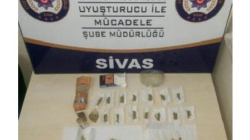 Sivas'ta Uyuşturucu Operasyonu: 8 G&ouml;zaltı