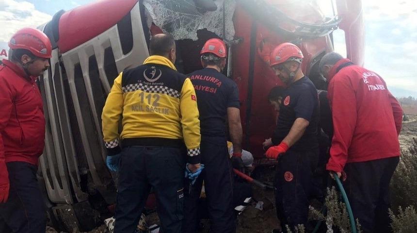 Devrilen Mikserin Kabininde Sıkışan S&uuml;r&uuml;c&uuml; Bir Saatte &Ccedil;ıkarıldı