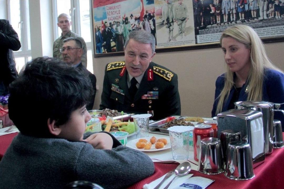 Genelkurmay Başkanı Orgeneral Akar Şehit Aileleriyle Biraraya Geldi