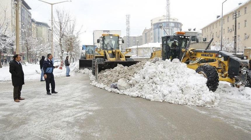 Y&uuml;ksekova&rsquo;da Kar Temizleme &Ccedil;alışması