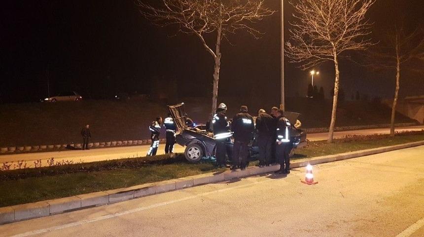 Ağaca &Ccedil;arpan Ara&ccedil; Otomobil İkiye B&ouml;l&uuml;nd&uuml;: 3 Yaralı