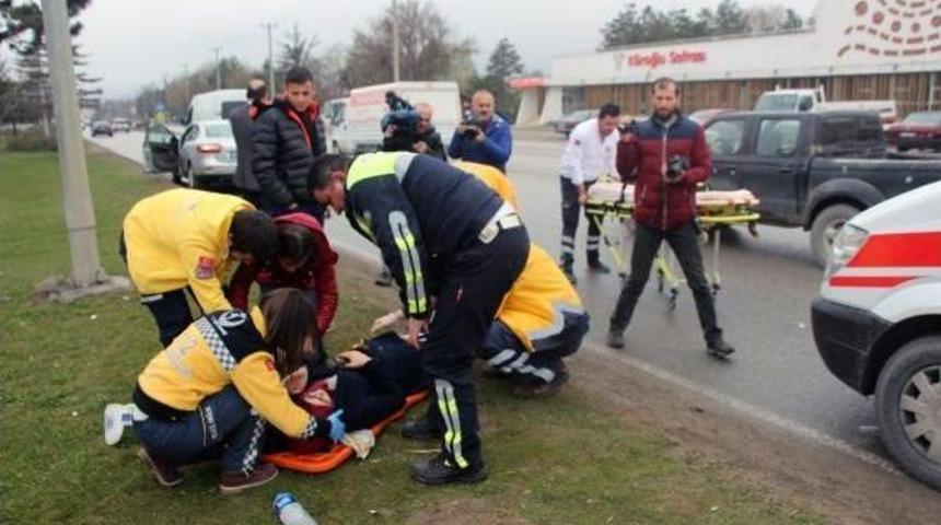 Otomobilin &Ccedil;arptığı Gen&ccedil; Kız Yaralandı