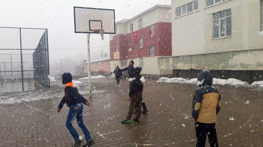 Bing&ouml;l&rsquo;&uuml;n Yedisu İl&ccedil;esinde Kar Yağışı