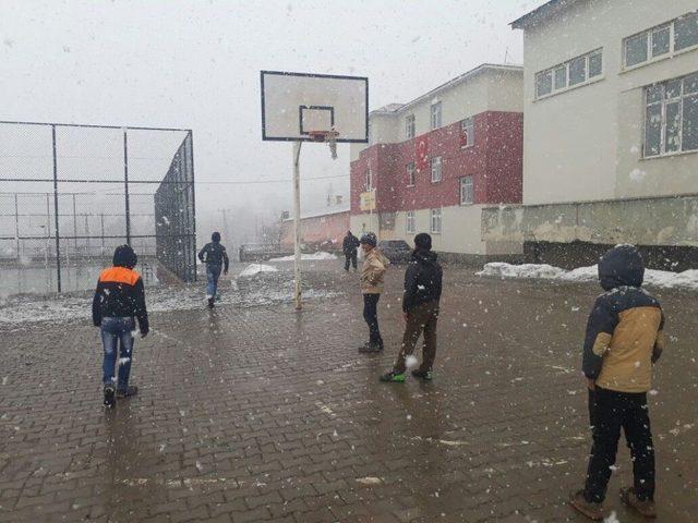 Bingöl’ün Yedisu İlçesinde Kar Yağışı