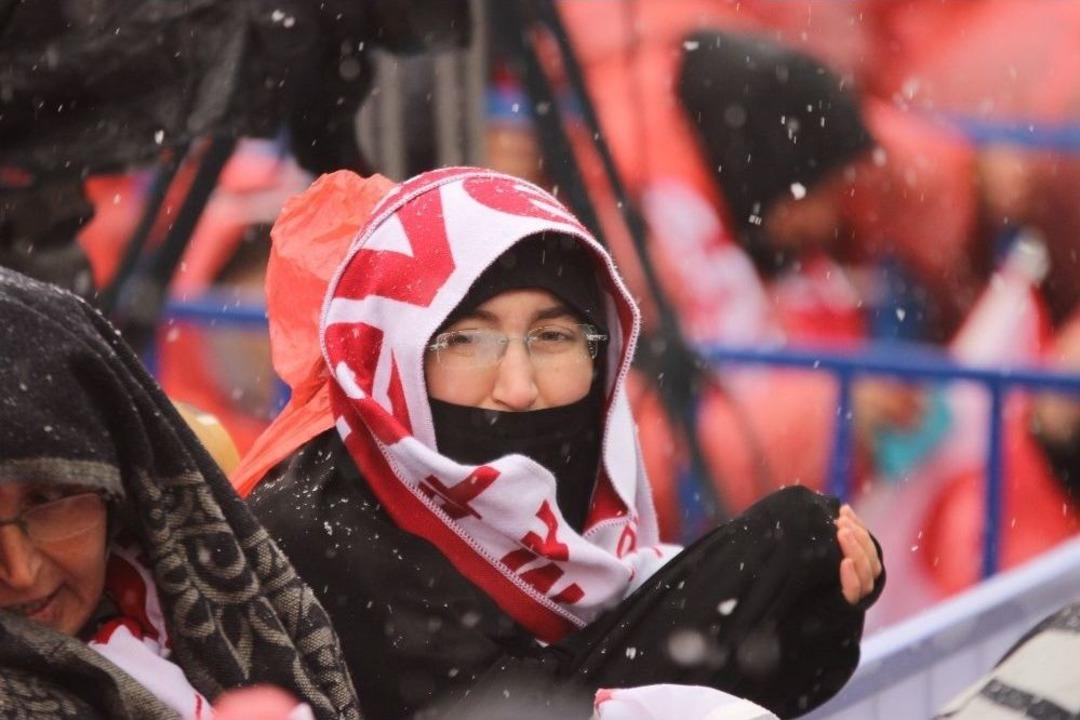 Erdoğan&rsquo;ı Beklerken Kar S&uuml;rprizi