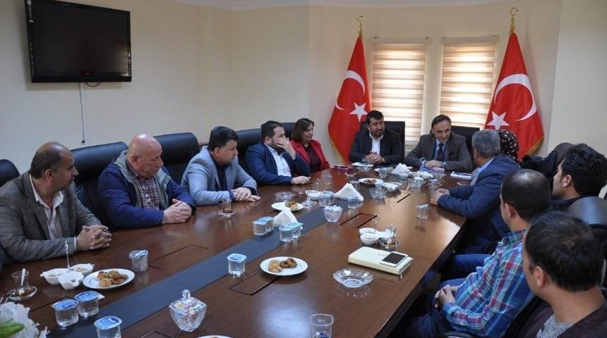 Dika, Firma Yetkilileriyle Bir Araya Geldi