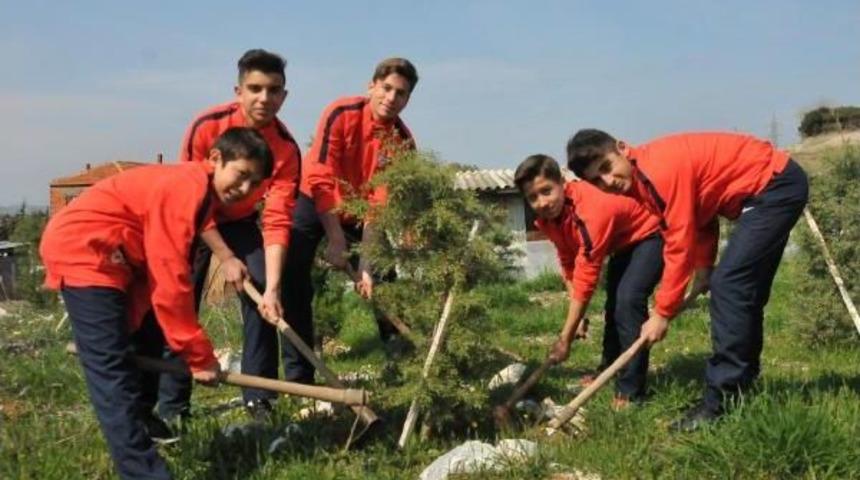 Altınordu Ormanı'na Futbolculardan Bakım Yaptı