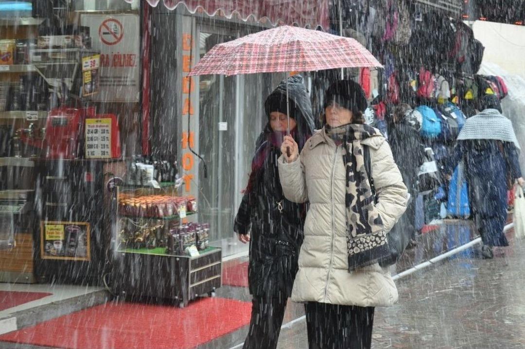 Eskişehir&rsquo;de Beklenmeyen Kar Şaşırttı