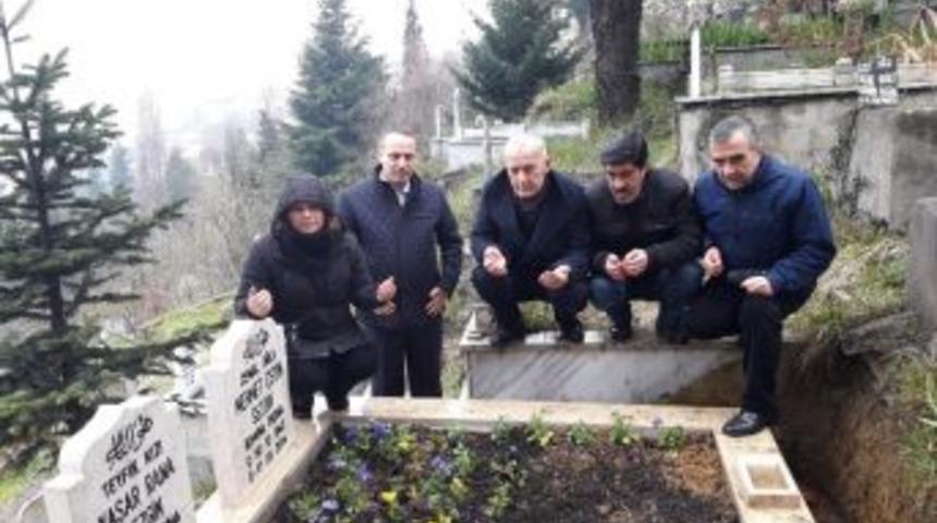 Gazeteci &Ccedil;etin Sezgin &Ouml;l&uuml;m&uuml;n&uuml;n 3. Yılında Mezarı Başında Anıldı