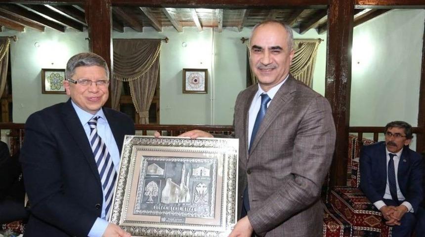 Cumhurbaşkanı Başdanışmanı &Ccedil;evik İrfan Meclisi&rsquo;nin Konuğu Oldu