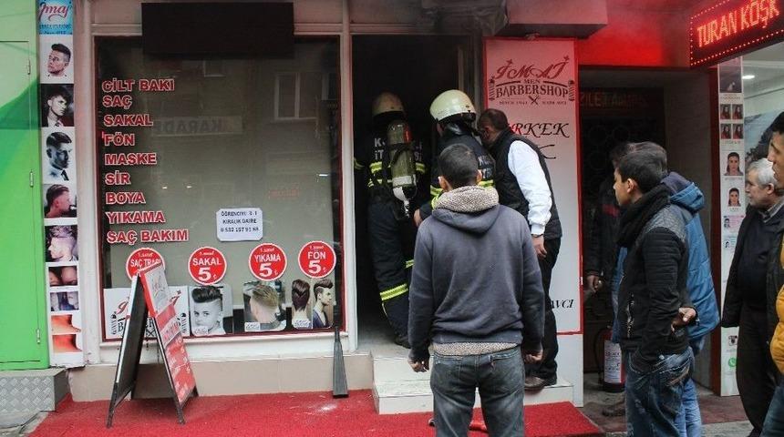 Berber D&uuml;kkanında &Ccedil;ıkan Yangın Korkuttu