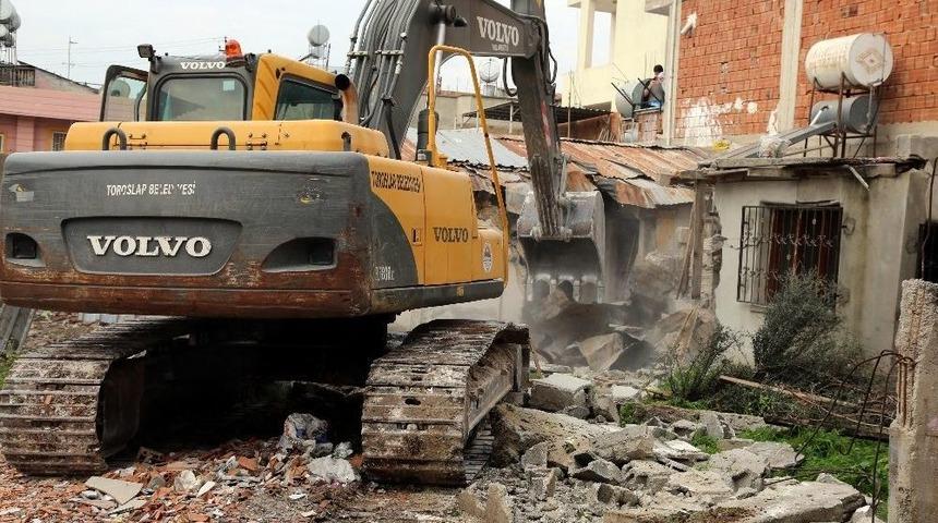 Toroslar&rsquo;da Metruk Binalar Yıkılıyor