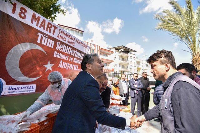 Muratpaşa Belediyesi Şehitlerin Anısına Helva Dağıttı