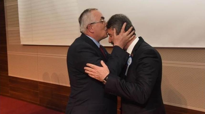 Vali, M&uuml;d&uuml;r&uuml; Alnından &Ouml;pt&uuml;