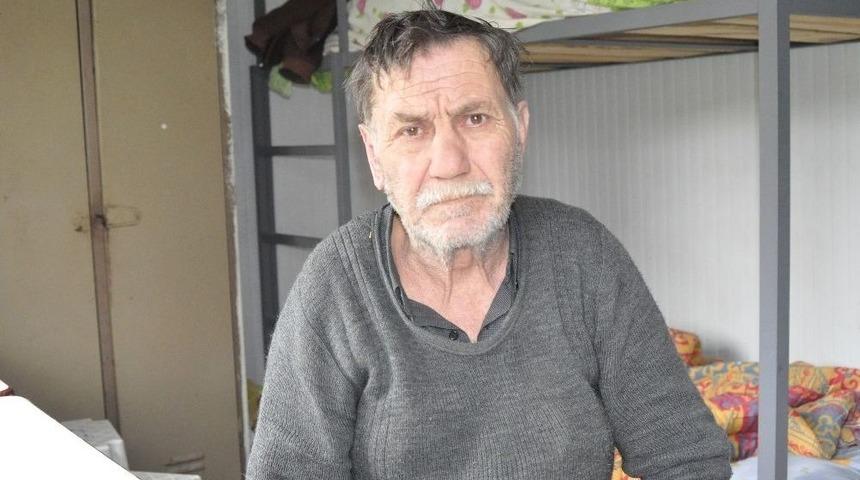 Sokaklarda Yatan Yaşlı Adam, 40 Yıldır G&ouml;rmediği Kızını Arıyor