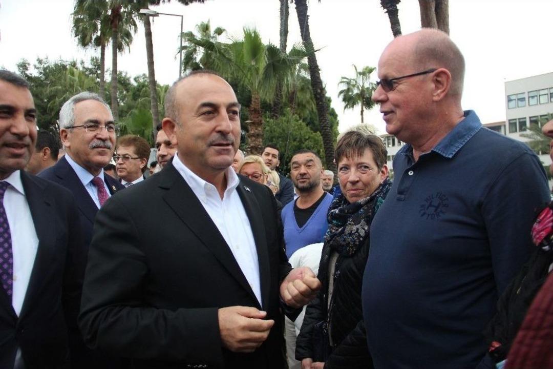 Hollandalılardan Bakan &Ccedil;avuşoğlu&rsquo;na Destek