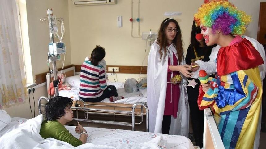 Alanya Belediyesi Ve Alk&uuml;&rsquo;den Minik Hastalara Anlamlı Ziyaret