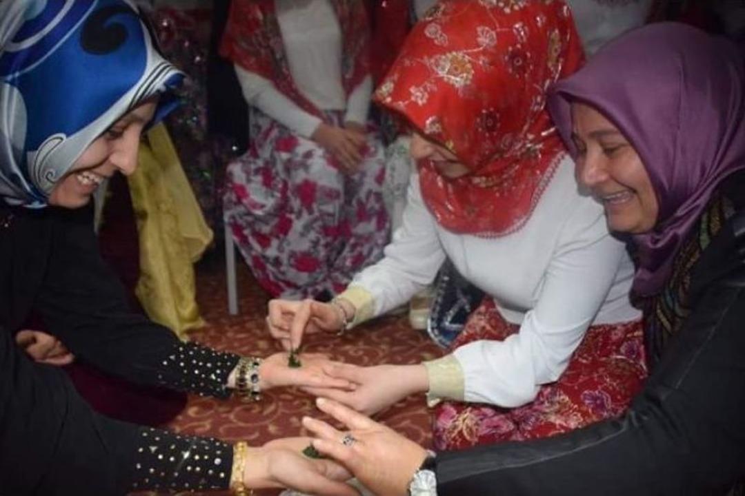 Protokol Eşlerinin Ellerine Kına Yakıldı