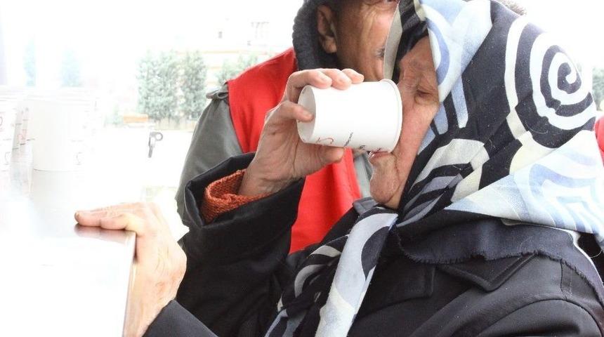 Kızılay Şehitler Anısına Kırık Buğday &Ccedil;orbası Dağıttı