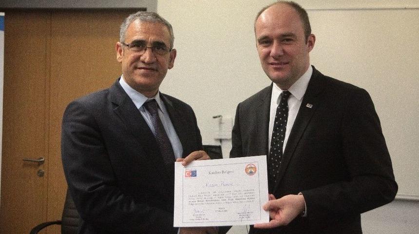 Uygulama Proje D&ouml;ng&uuml;s&uuml; Y&ouml;netimi Eğitimi Alanlara Sertifikaları Verildi