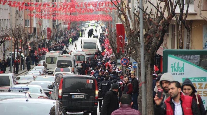 Y&uuml;zlerce Vatandaş Cumhurbaşkanı&rsquo;nı G&ouml;rmek İ&ccedil;in Caddeyi Doldurdu