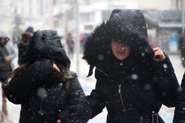 Bolu Dağı'nda Kar Ulaşımı Yavaşlattı (2)