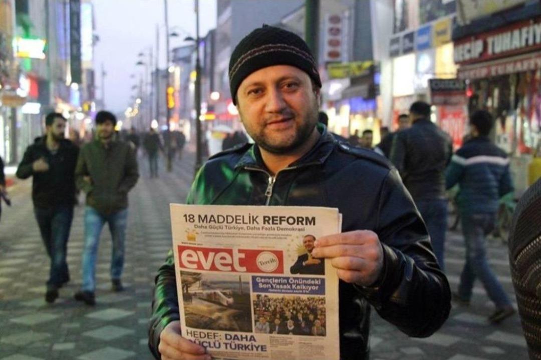 Ağrılı Ak Gen&ccedil;ler "evet" Gazetesi Dağıttı