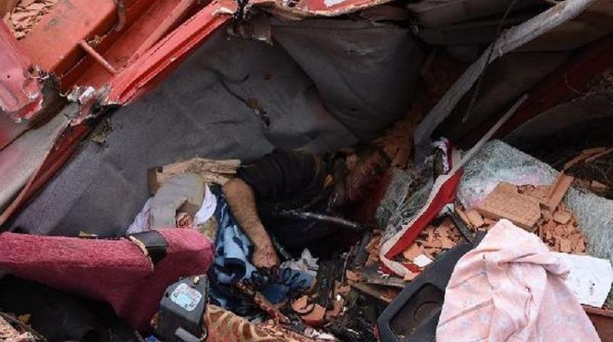 Kamyon Şarampole Yuvarlandı, S&uuml;r&uuml;c&uuml; &Ouml;ld&uuml;