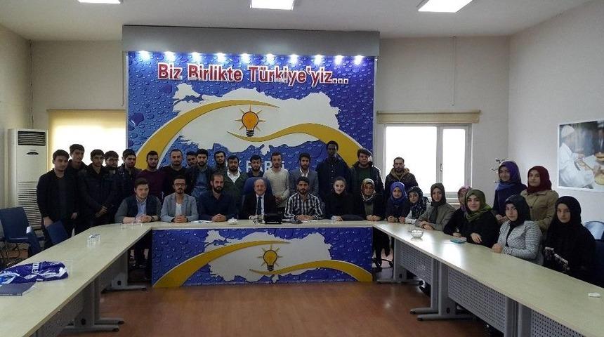 Karadağ, &Uuml;niversiteli Gen&ccedil;lerle Buluştu