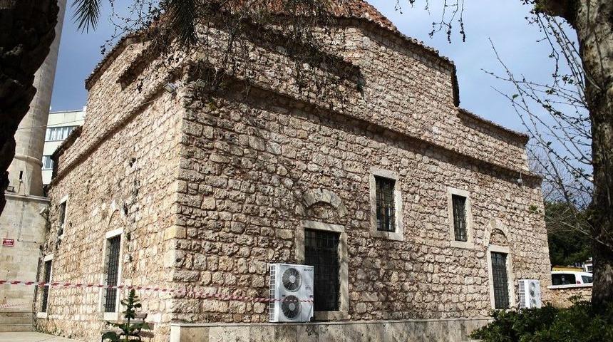 Sokakta Yaşayan Şahıs Cami Bah&ccedil;esinde &Ouml;ld&uuml;